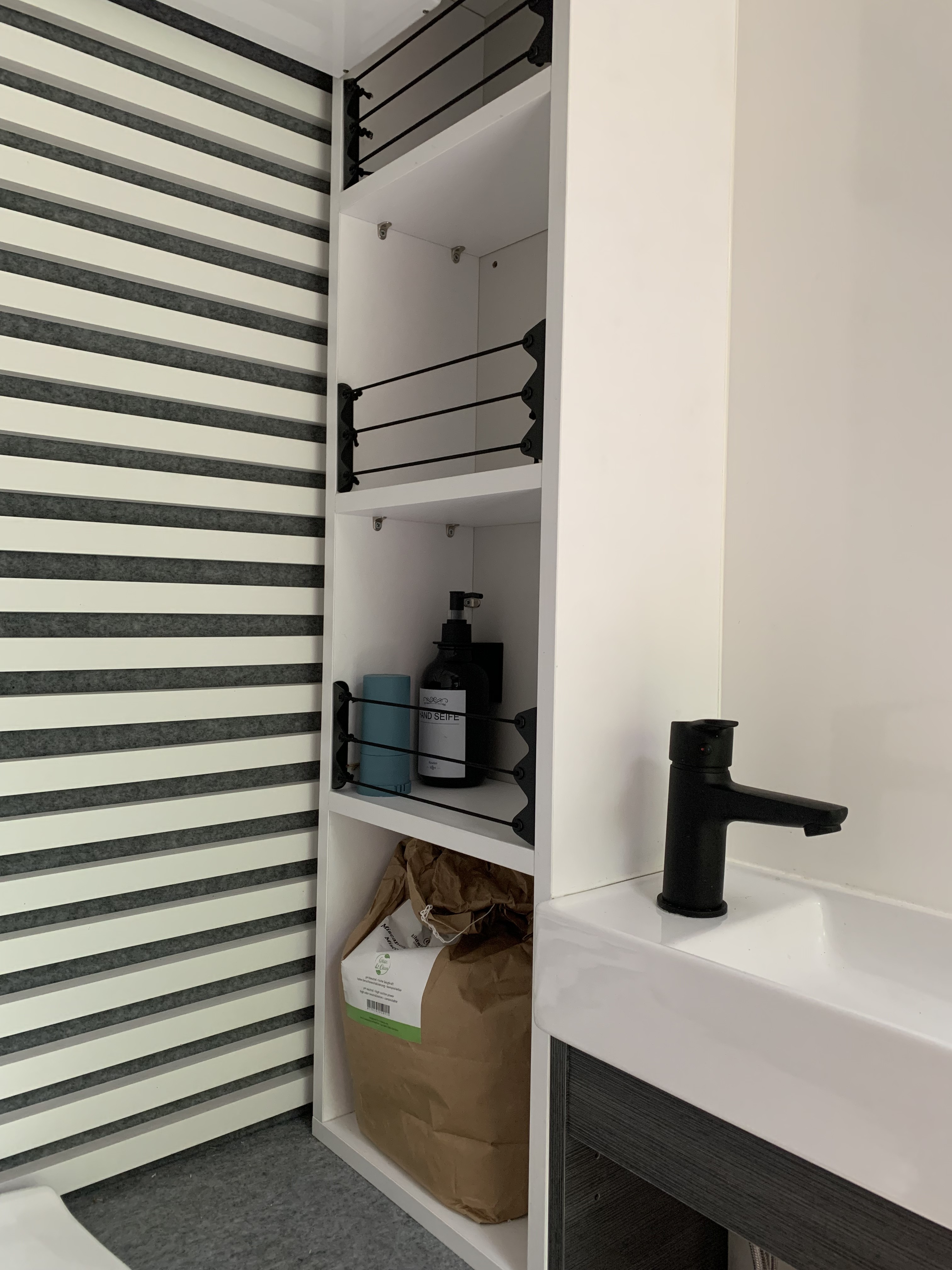 Waschbecken und Ablage im Bad