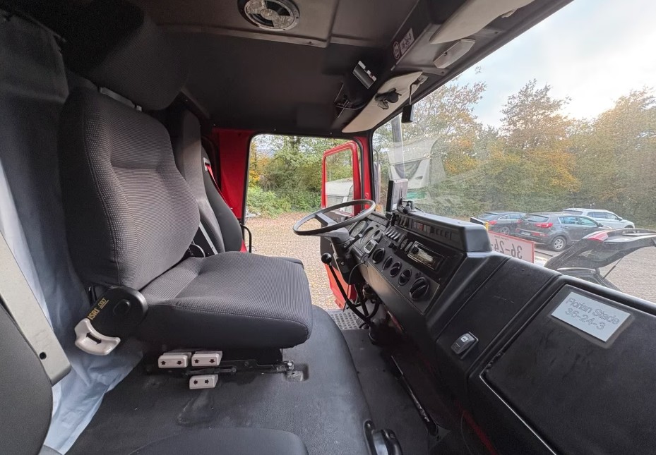 Blick ins Fahrerhaus mit Beifahrersitz und Durchstieg