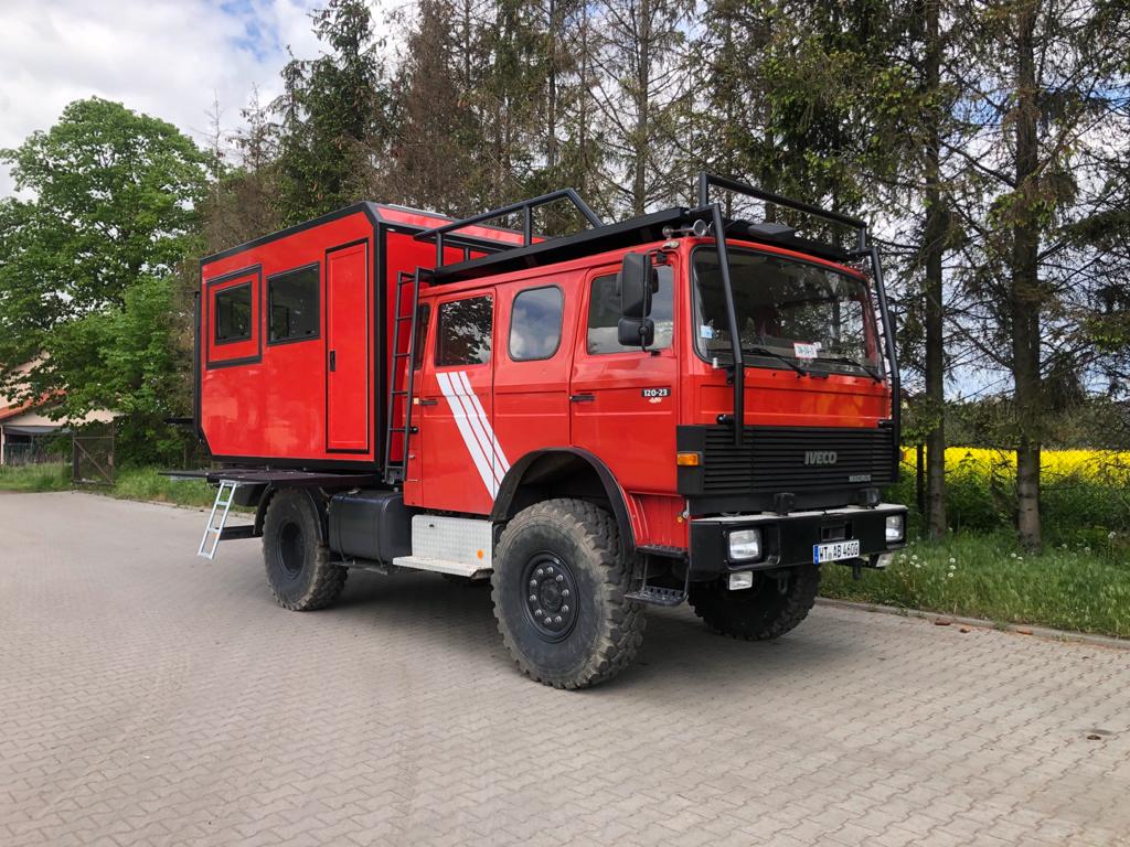 Expeditionsbox von 2022 auf dem Iveco Magirus, Gesamtansicht im Grünen