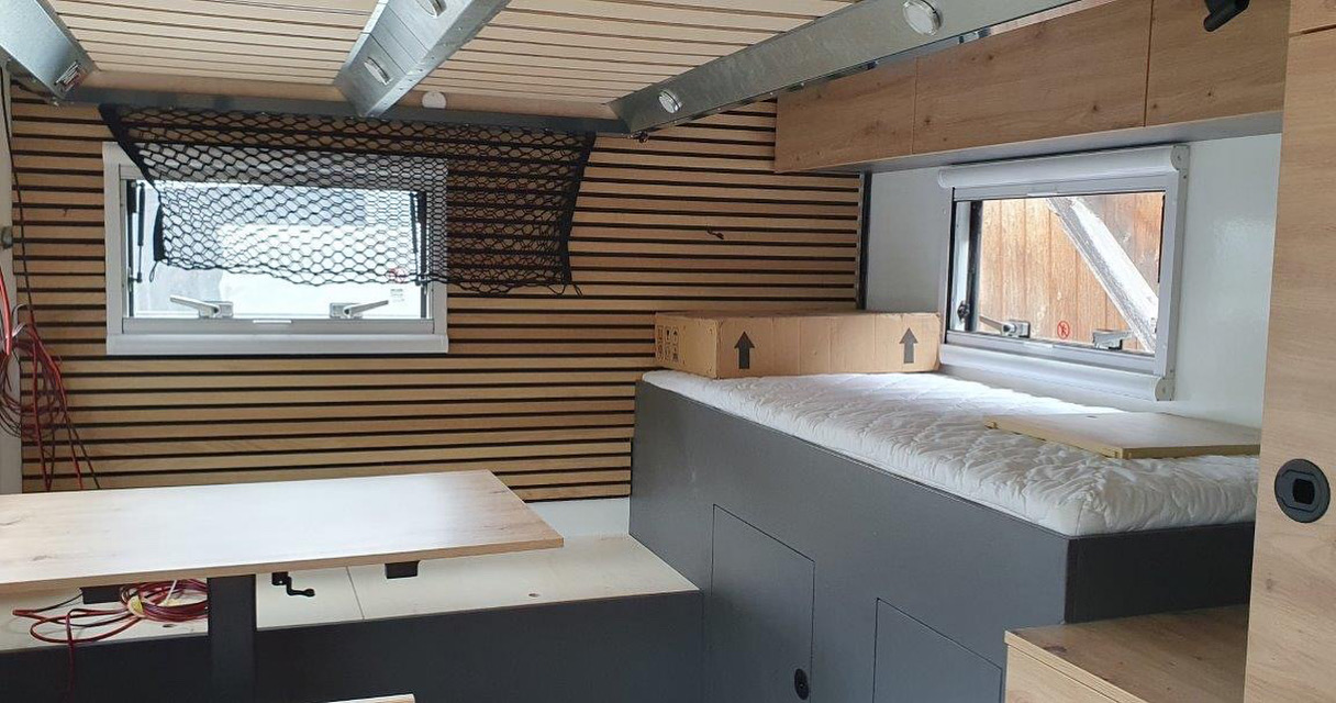 Sitzecke mit Holzverkleidung im Innenraum