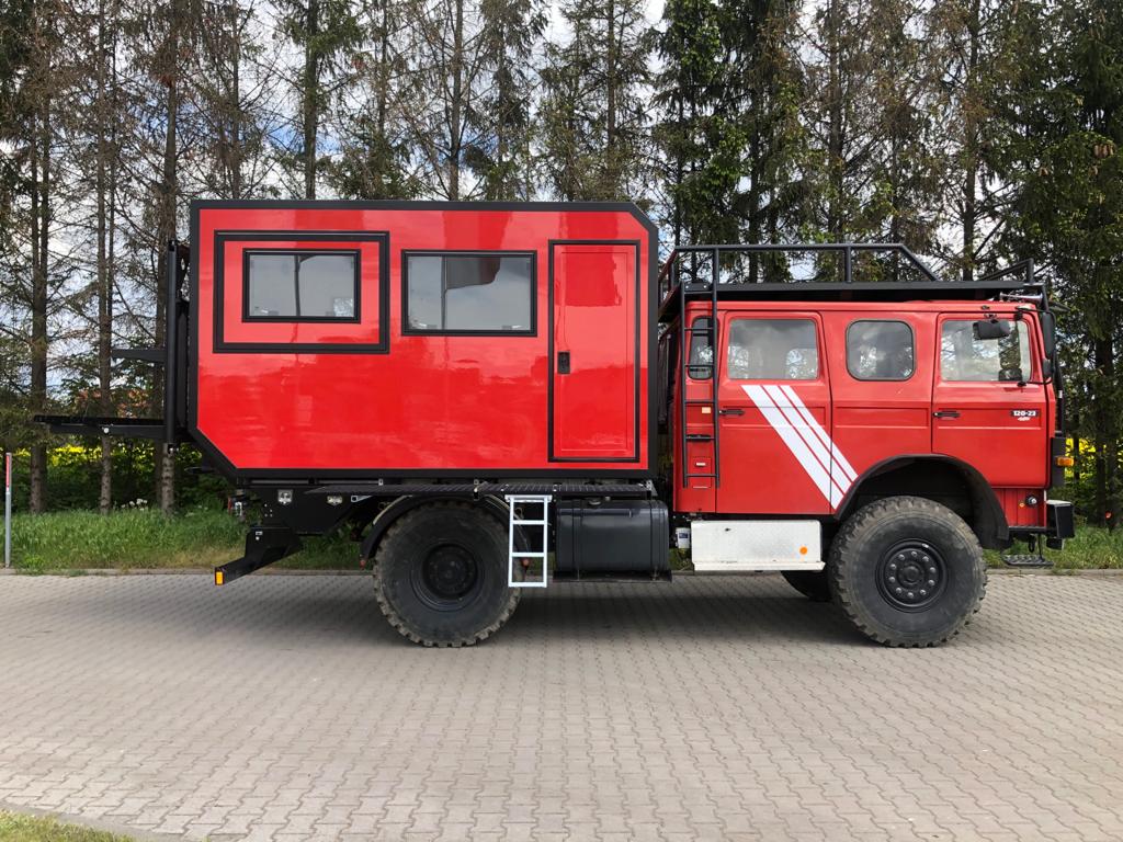 Carlito, Allrad-Expeditionsmobil auf Iveco Magirus 120-23, Dreiviertelansicht in warmem Licht