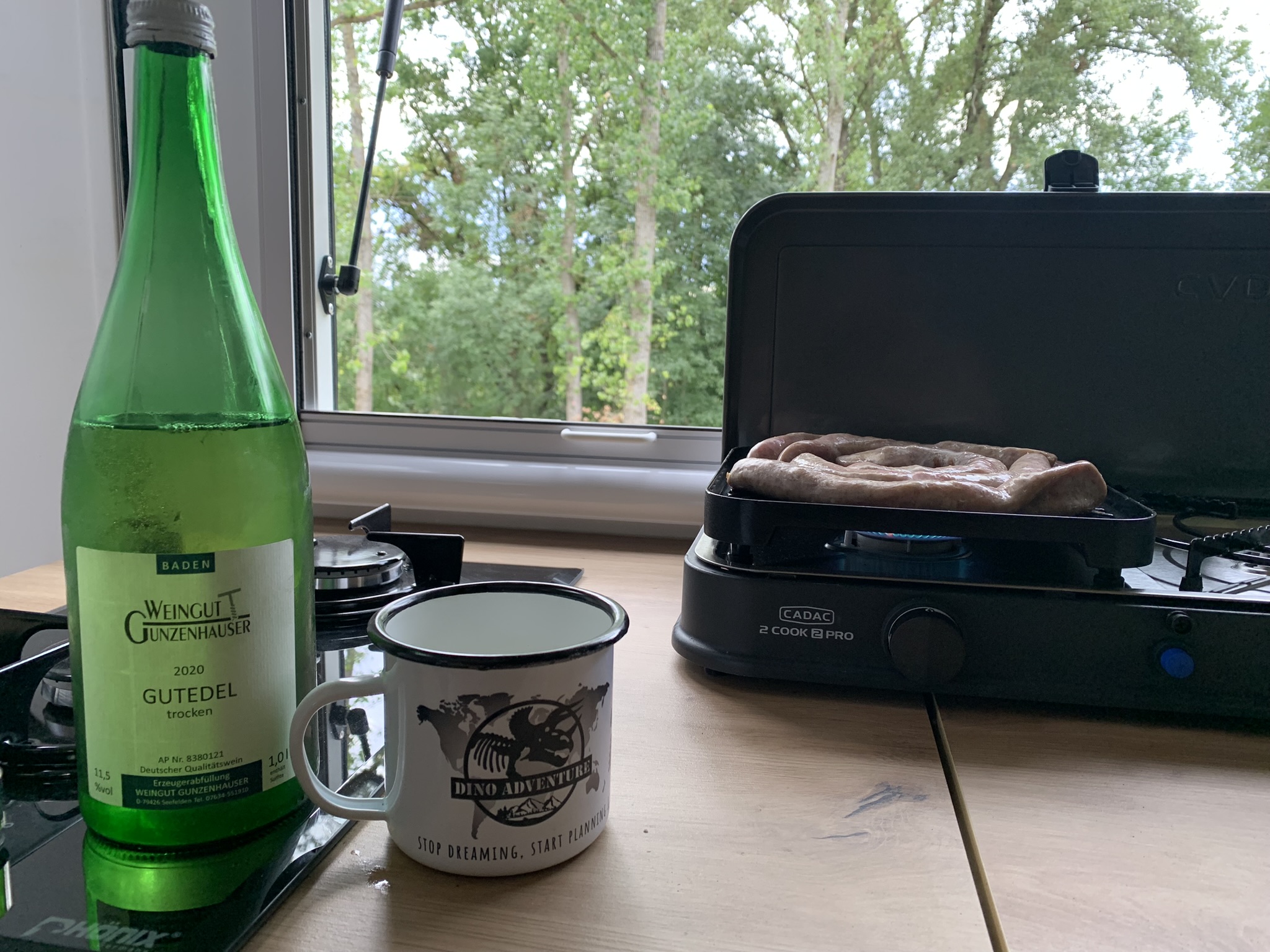 Camping-Kocher am Fenster in der Abenddämmerung